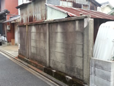 不要になった物置小屋とブロック塀